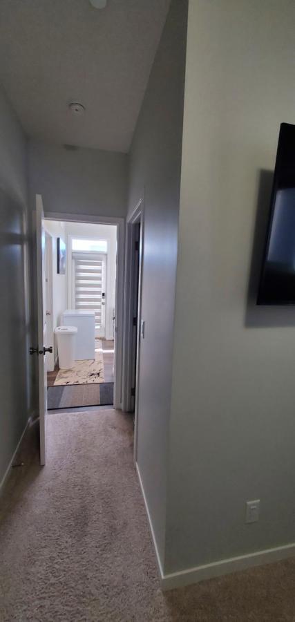 Delightful 1-Bedroom Private Suite In A New Home YYC Exterior foto
