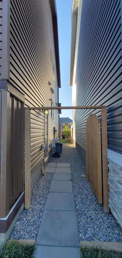 Delightful 1-Bedroom Private Suite In A New Home YYC Exterior foto