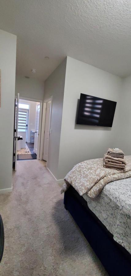 Delightful 1-Bedroom Private Suite In A New Home YYC Exterior foto